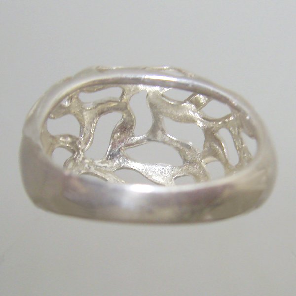 (r1332)Silver fretwork ring in wave shapes.